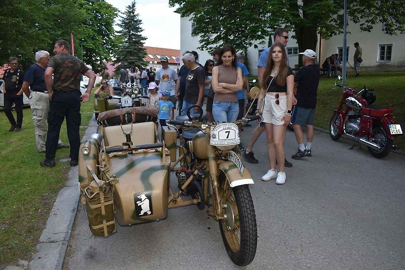 Tradiční závod S kopce do kopce si nenechalo letos ujít na sedm desítek posádek historických automobilů a motocyklů.