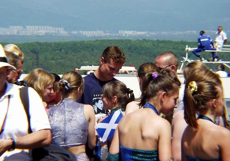 David Coulthard se v červnu roku 1999 stal čestným patronem Autodromu Most. Na snímku je rpři setkání s fanoušky.