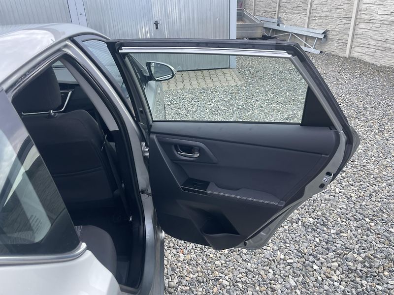 Toyota Auris 1.8i 16v HYBRID AUT SERVIS TOP - fotka 121 z 172