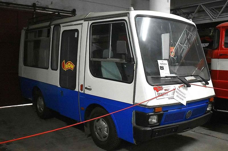 Malý autobus TAZ Neretva uvezl čtrnáct lidí.