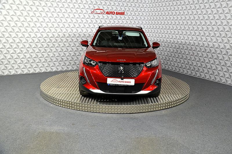 Peugeot 2008 (2021) 1.2PT 130k Allure TOP stav - fotka 2 z 18