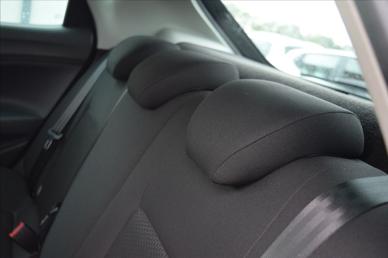 Seat Ibiza 1,2 i 66KW FR-LINE NÍZKÉ KM - fotka 16 z 39