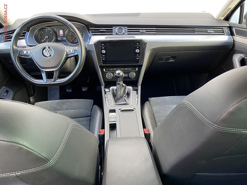 Volkswagen Passat (2017) 2.0 TDi, Highline, LED, navi - fotka 8 z 17