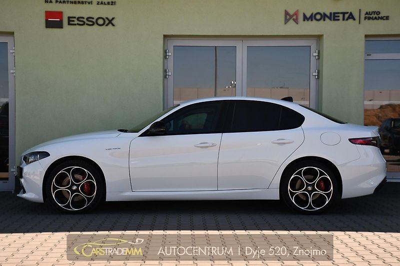 Alfa Romeo Giulia 2.0 TURBO 16V 206kW Q4 VELOCE - fotka 2 z 42