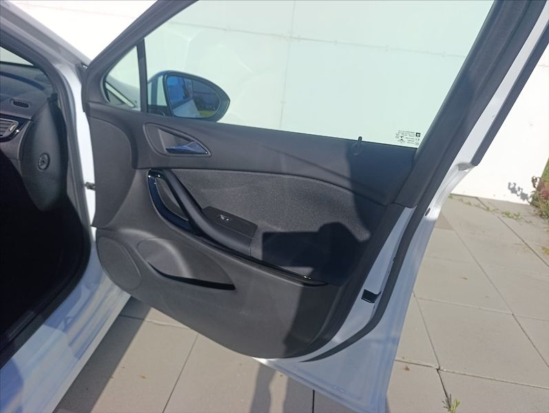 Opel Astra 1,4 Turbo Navi Kamera Tempomat - fotka 26 z 37