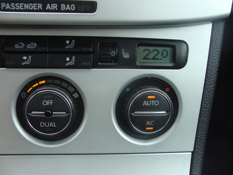 Volkswagen Passat 2.0 TDi, 125 kW, klima, tažné - fotka 22 z 24