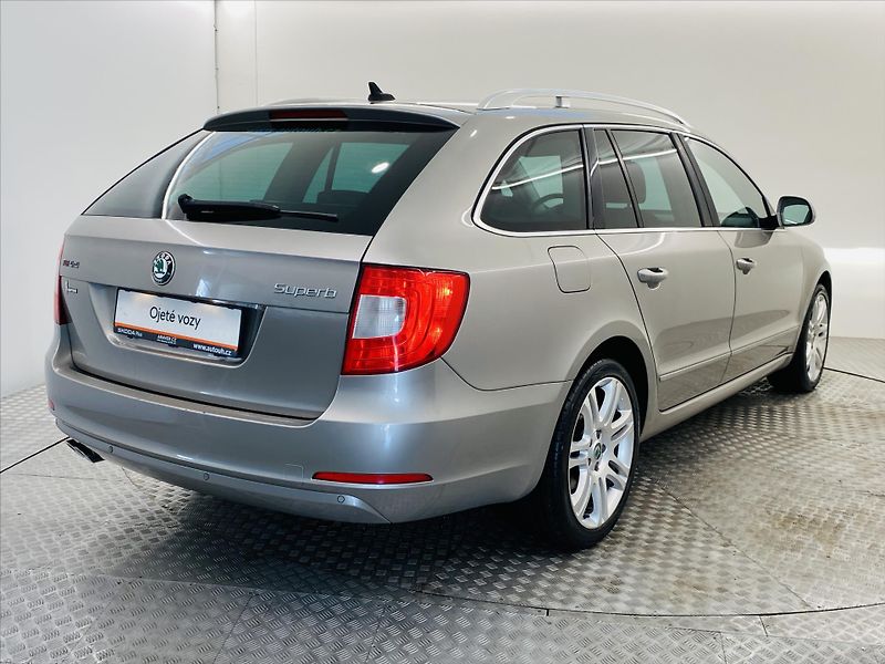 Škoda Superb 2,0 TDI 125kW 4x4 Elegance - fotka 2 z 25
