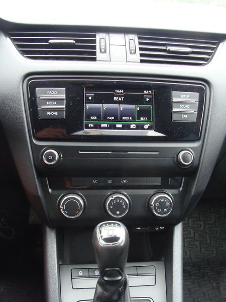 Škoda Octavia 1.6 TDi, 66 kW, klimatizace - fotka 17 z 24