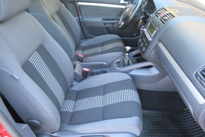 Volkswagen Golf 1.4i AUT. KLIMA NOVÉ ROZVODY - fotka 14 z 27