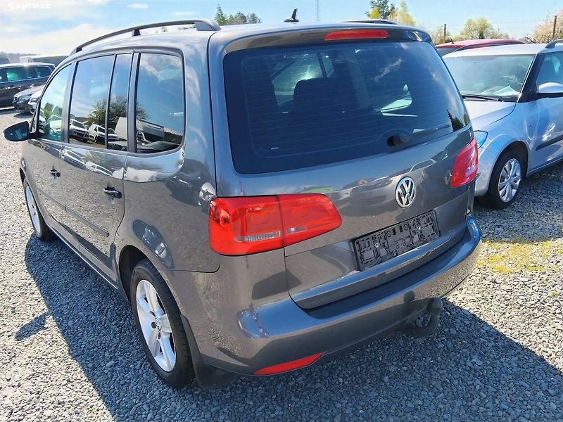Volkswagen Touran (2011) - fotka 9 z 27