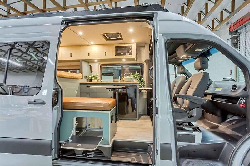 Campervan od americké firmy Bitterroot Builds je stvořený do divočiny.