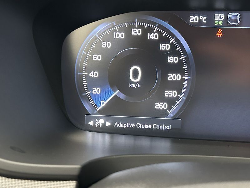Volvo V90 2.0 D5 4x4 R-Design - fotka 19 z 30