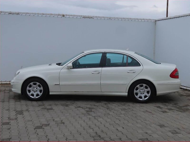 Mercedes-Benz Třídy E (2008) E 200 CDI, Navi, Xenony - fotka 3 z 14