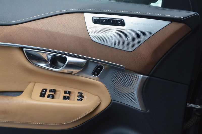 Volvo XC90 (2016) D5 // REZERVOVÁNO // - fotka 27 z 47