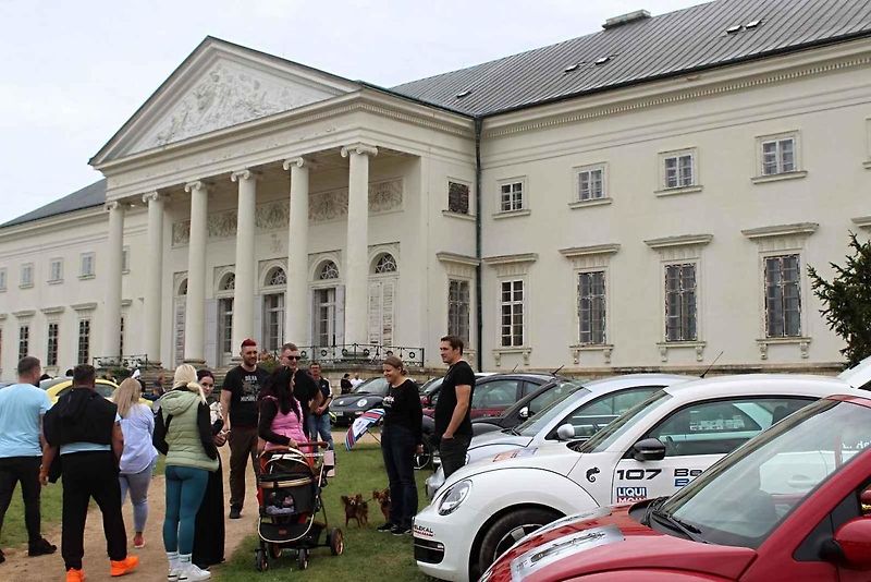 Z 33. Mezinárodního srazu Beetle a New Beetle na téma Naruby u zámku Kačina ve Svatém Mikuláši.