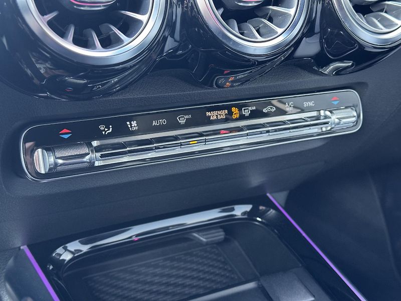 Mercedes-Benz GLB (2019) 200d 4Matic, AMG Line Head-up  - fotka 37 z 51