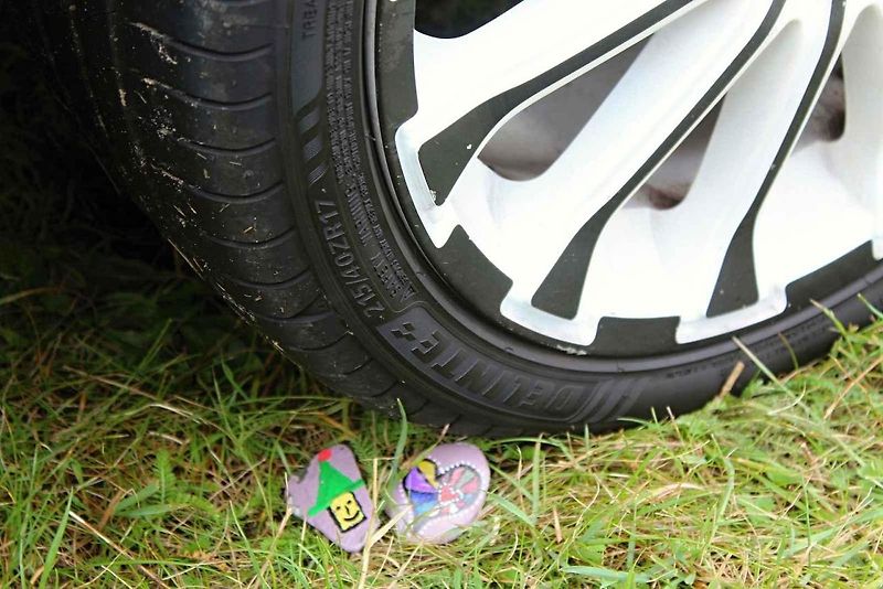 Z 33. Mezinárodního srazu Beetle a New Beetle na téma Naruby u zámku Kačina ve Svatém Mikuláši.