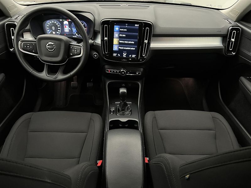 Volvo XC40 D3 MOMENTUM PRO MAN - fotka 2 z 34