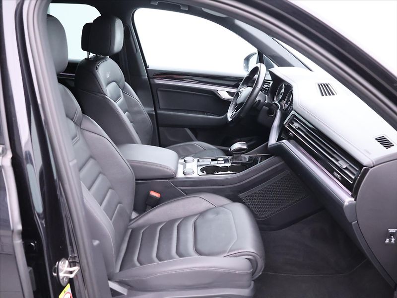 Volkswagen Touareg 3,0 R-Line Tiptronic CZ DPH - fotka 12 z 31