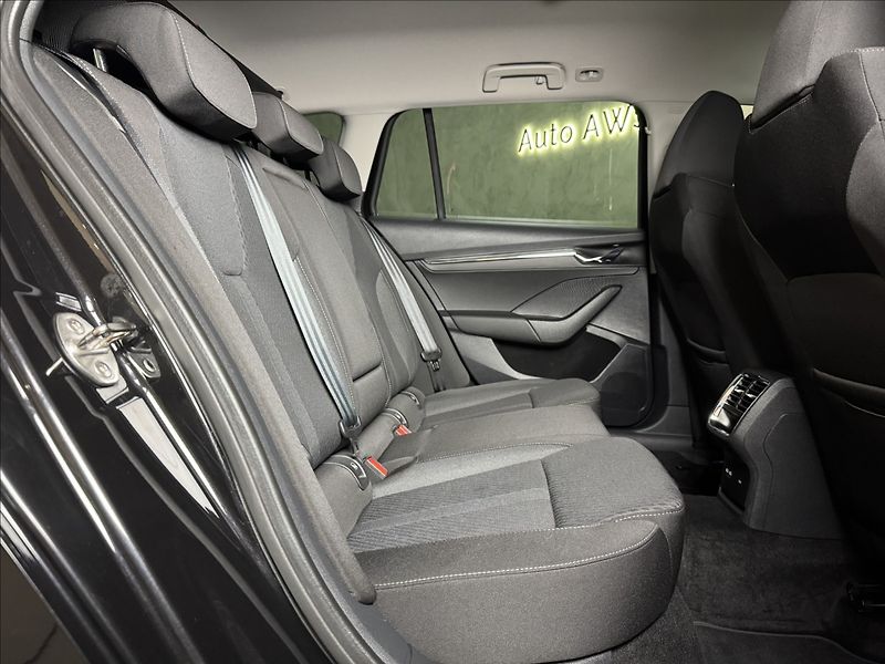 Škoda Octavia 2,0 TDi  DSG Tour Virtual LED - fotka 12 z 45
