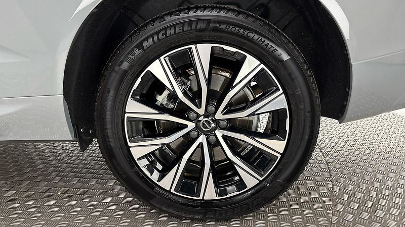 Volvo XC60 2.0 B4 AUT AWD Plus Dark - fotka 19 z 32