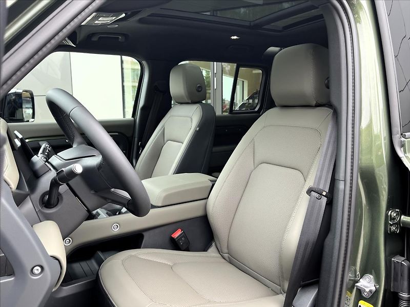 Land Rover Defender 110 D250 X-DYNAMIC SE - fotka 10 z 24