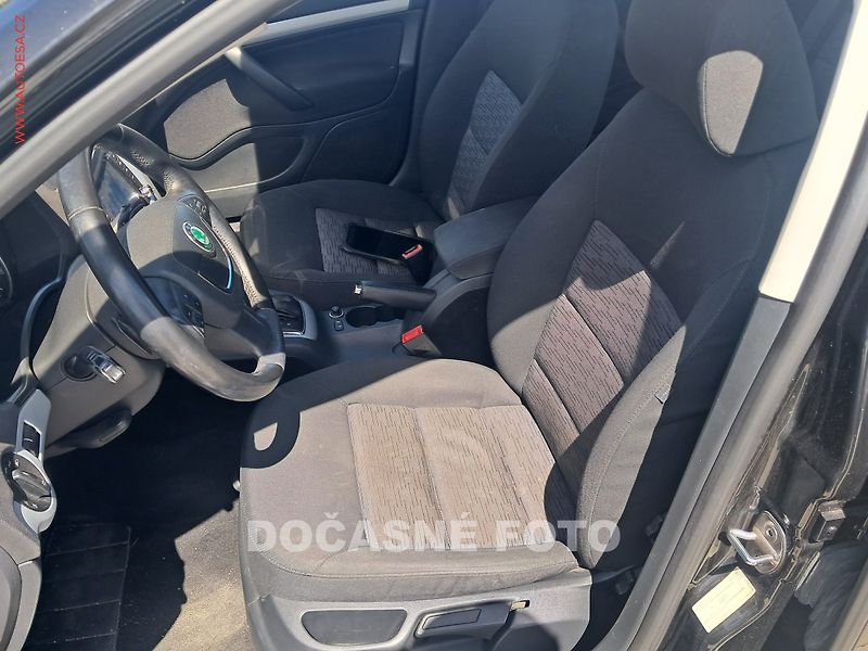 Škoda Octavia (2011) 1.6 TDi, DSG, AC, xenon - fotka 3 z 3