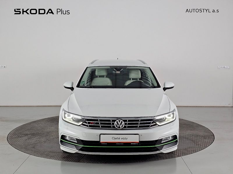 Volkswagen Passat (2018) 2.0TDI 140kW DSG R-line DSG 4x - fotka 4 z 35