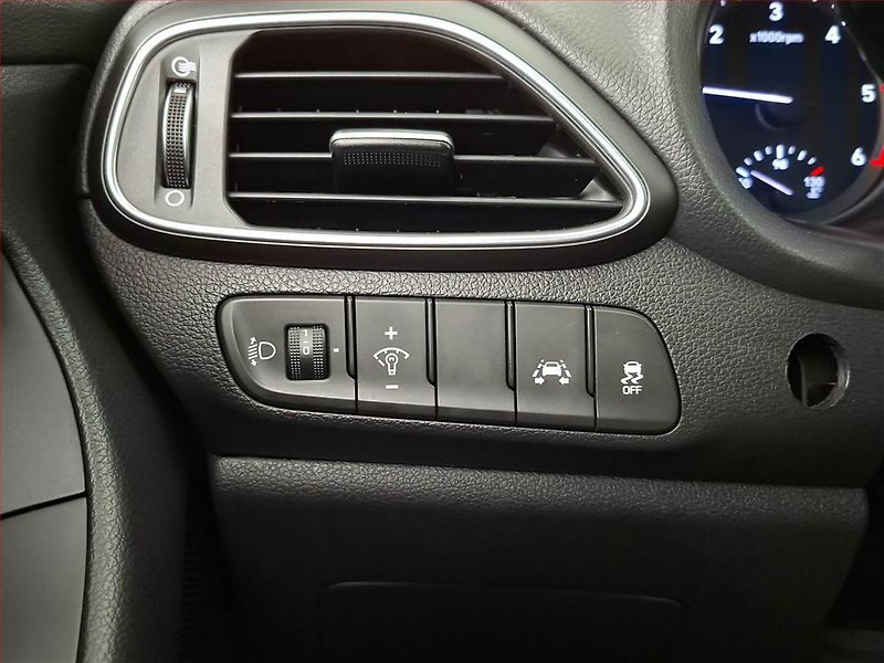 Hyundai i30 (2018) 1.6 CRDi, Tempomat - fotka 16 z 17