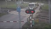 Tento střet vlaku s autobusem dopadl naštěstí bez zranění.