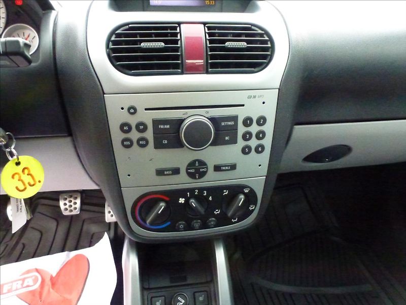 Opel Tigra 1,4 16V Roadster Cabrio - fotka 28 z 48