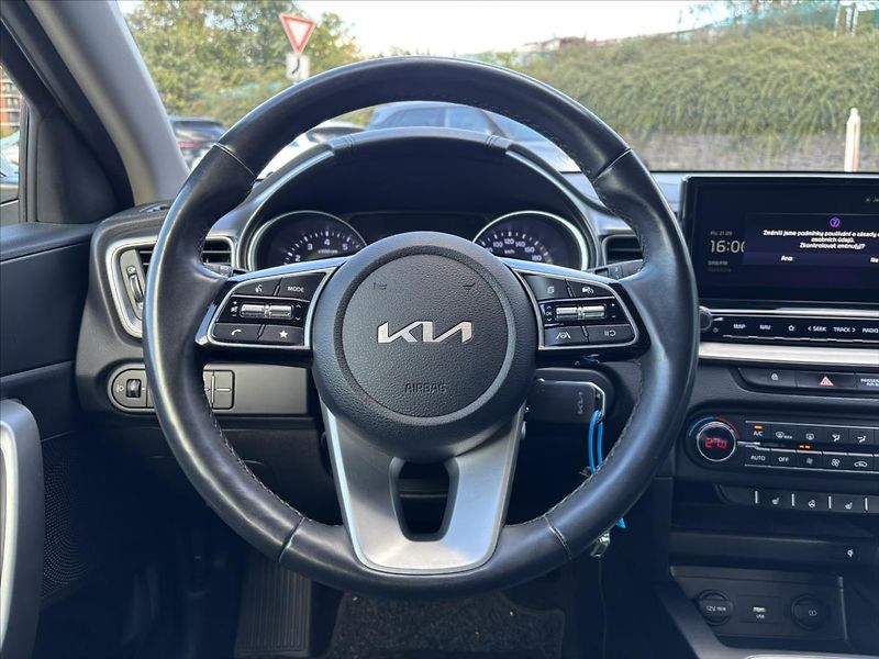 Kia Ceed 1,5 TGDi 118kW TOP ZÁRUKA NAVI - fotka 16 z 40