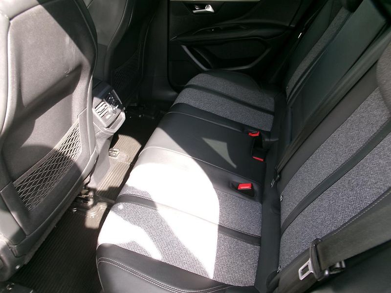 Peugeot 3008 (2019) 1.2i ALLURE ,KOUP.ČR,1.MAJITEL - fotka 7 z 20