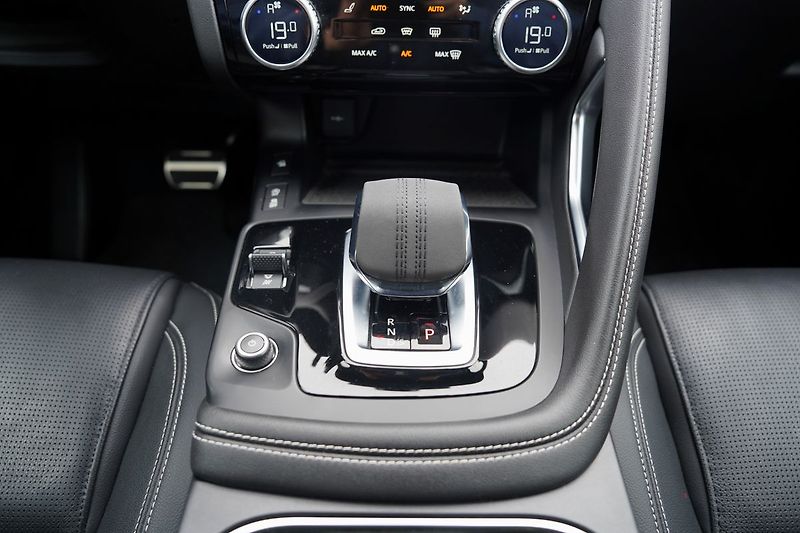 Jaguar E-Pace D200 4WD R-Dynamic/Aut/LED/fac - fotka 36 z 48