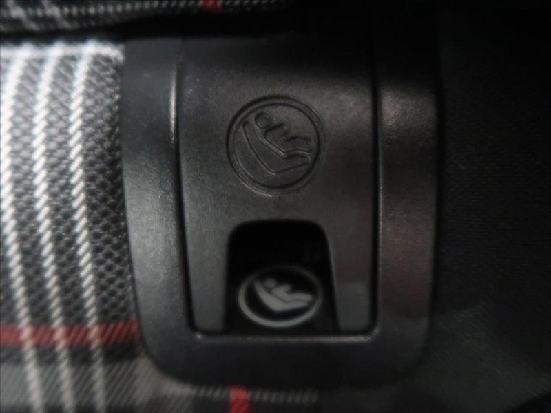 Volkswagen Golf 2,0 TSI 180kW GTI Performance - fotka 32 z 41