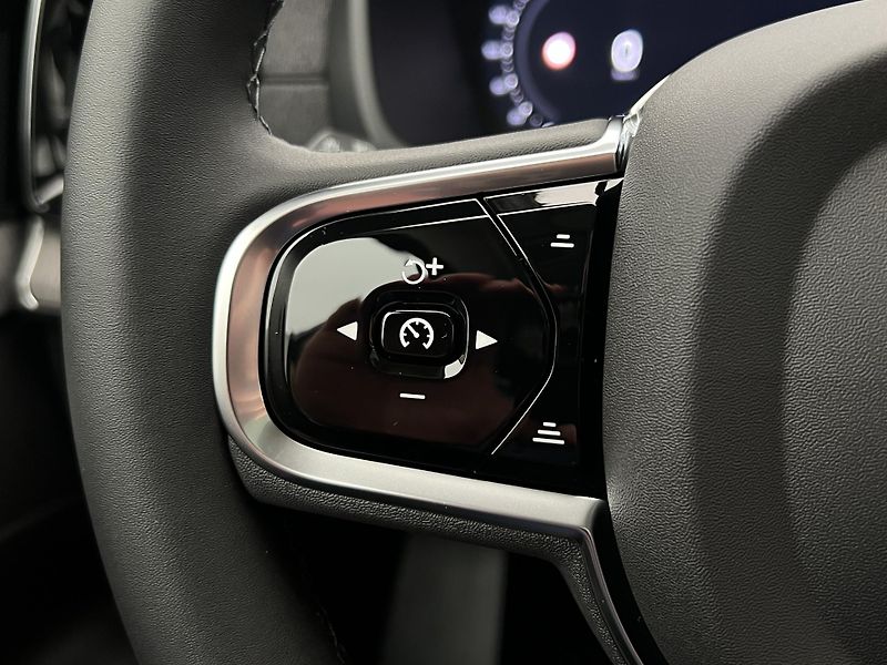 Volvo XC90 (2026) B5 AWD DARK PLUS - fotka 22 z 47