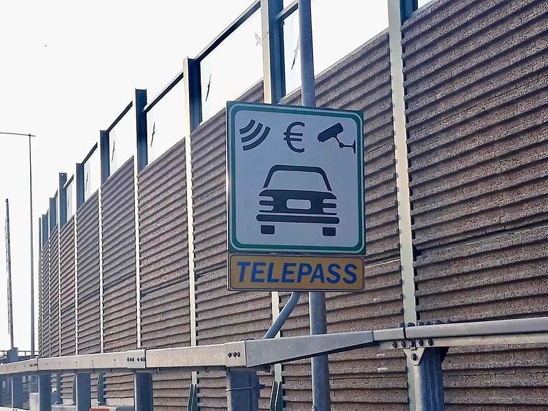 Na dálnici A59 upozorňuje na placený režim pouze dopravní značení. Klasickou mýtnou bránu zde řidiči nepotkají.