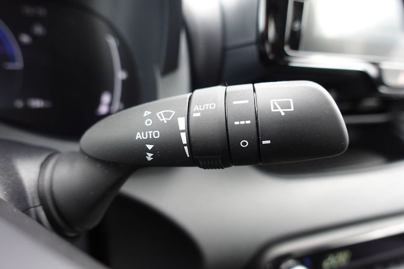 Toyota Yaris 1,5 HEV Style - fotka 28 z 32