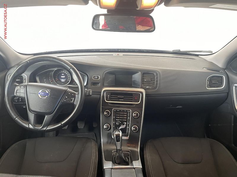 Volvo V60 (2016) 2.0D, ČR, AC, tempo, park - fotka 8 z 14