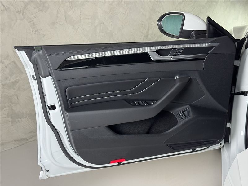 Volkswagen Arteon Shooting Brake 1,4 TSi  DSG eHybrid R-line 36 - fotka 22 z 48