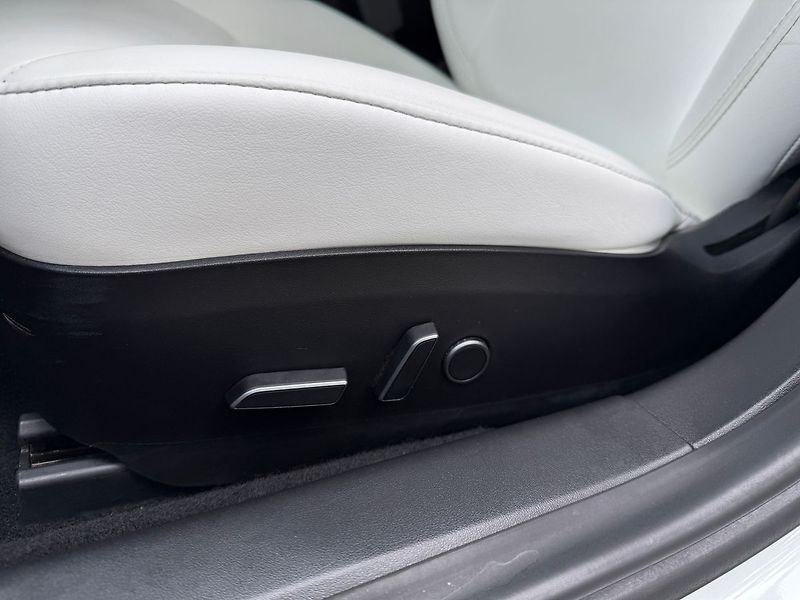 Tesla Model 3 Long Range AWD - fotka 13 z 41