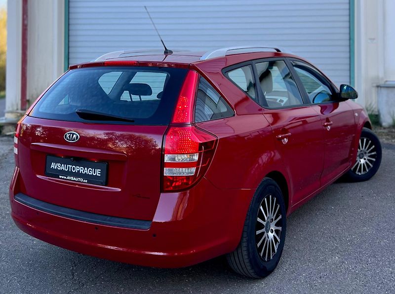 Kia Ceed (2008) 1.6 CRDi (ED)  RODINNÉ KOMBI - fotka 4 z 25