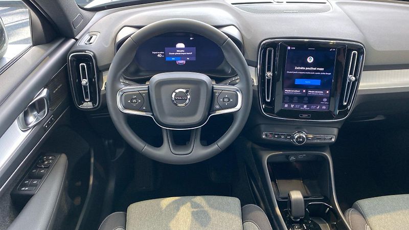 Volvo XC40 (2026) PLUS BLACK EDITION, B4 FWD, 14 - fotka 9 z 14
