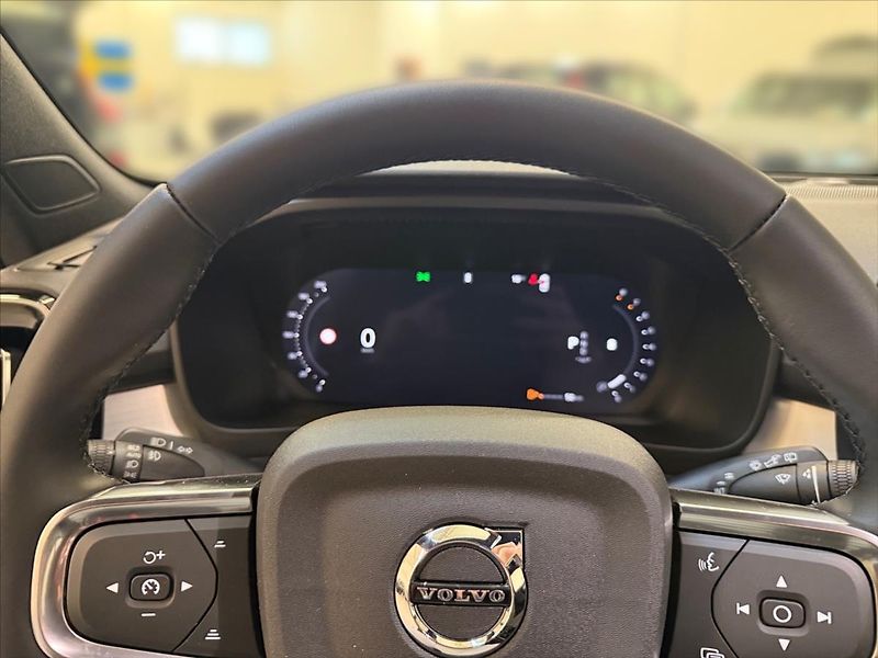 Volvo XC40 (2025) 2,0 B4 FWD Plus Dark 5143 - fotka 8 z 15