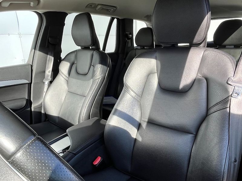 Volvo XC90 Momentum D5 AWD 173kW - fotka 24 z 32
