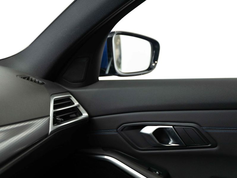 BMW Řada 3 330i xDrive Touring - fotka 18 z 22
