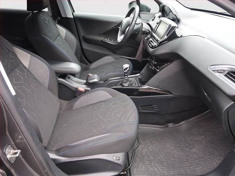 Peugeot 2008 (2019) Active 1.2 PureTech, Tempomat - fotka 9 z 16