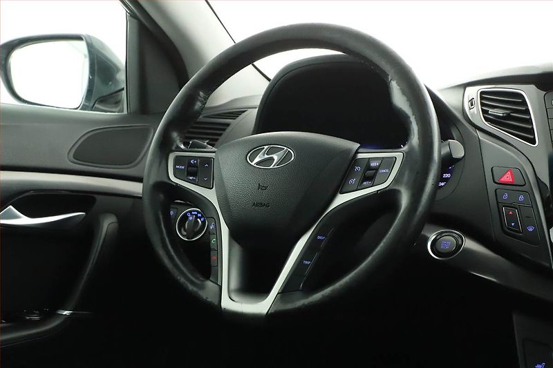 Hyundai i40 (2013) 1.7 CRDi, Serv.kniha, Xenony - fotka 13 z 17
