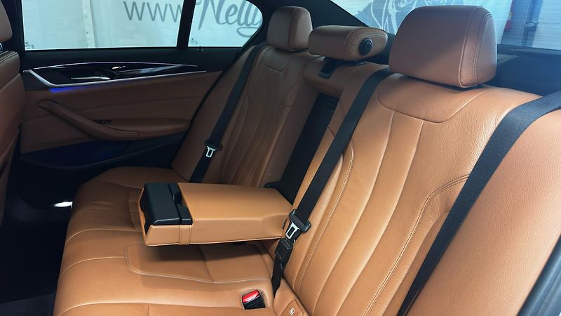BMW Řada 5 XDIRVE/SPORT LINE/2 SADY GUM - fotka 24 z 55