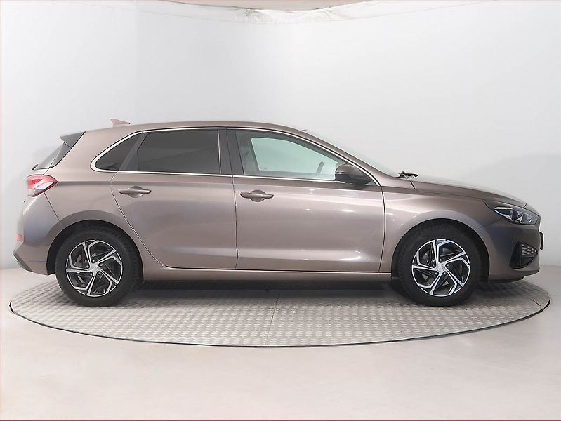 Hyundai i30 (2020) 1.5 DPI, Serv.kniha, Navi - fotka 6 z 16